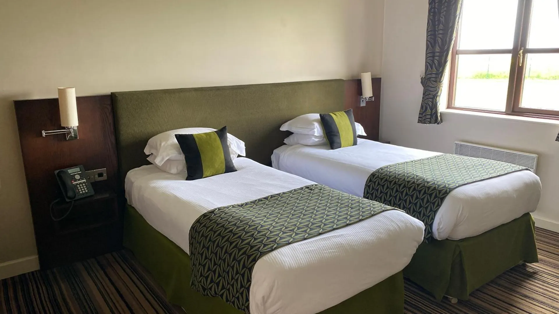 Burntwood Court Hotel Барнсли